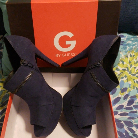 Shoes - Picture 3 of 8